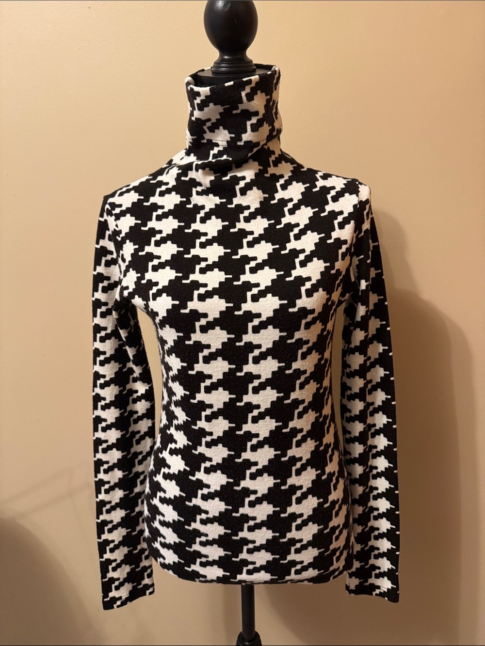 Black & White Houndstooth Turtleneck Sweater - Women